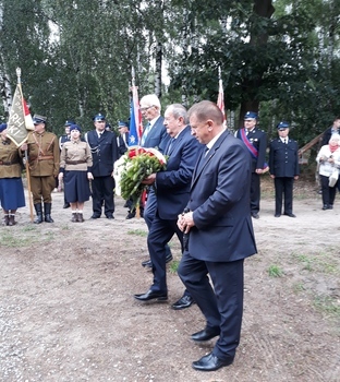 <p>Delegacja Powiatu Puławskiwego, CzłonekZarządu Powiatu Puławskiego, Starsota Puławski, Wiceprzewodniczący Powiatu Puławskiego, wieniec</p>