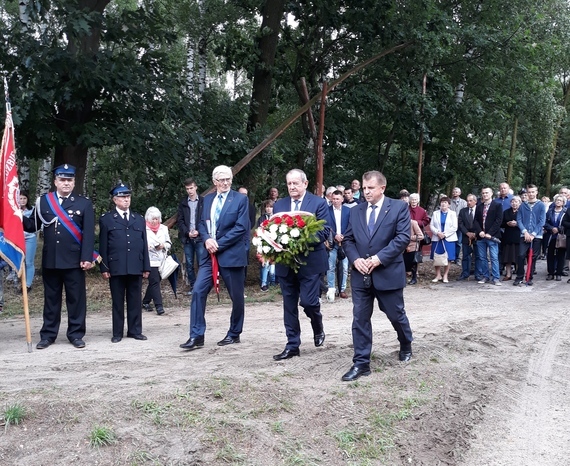 <p>Delegacja Powiatu Puławskiwego, CzłonekZarządu Powiatu Puławskiego, Starsota Puławski, Wiceprzewodniczący Powiatu Puławskiego, wieniec</p>