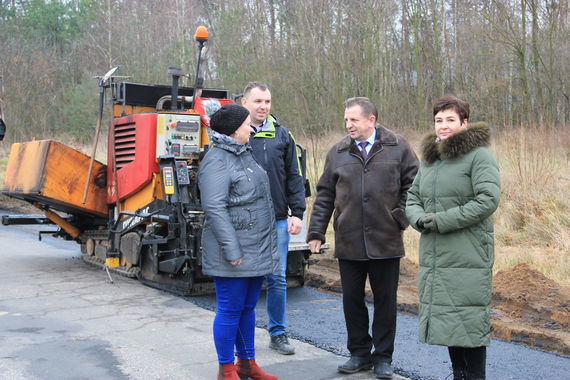 Zima niestraszna drogowcom! Trwają inwestycje na drogach powiatu puławskiego