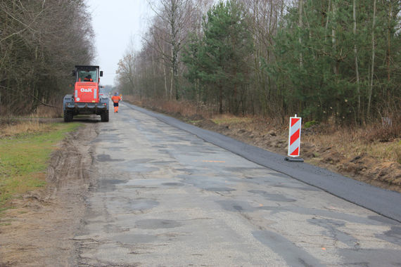 Zima niestraszna drogowcom! Trwają inwestycje na drogach powiatu puławskiego