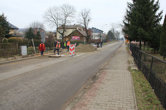 Zima niestraszna drogowcom! Trwają inwestycje na drogach powiatu puławskiego