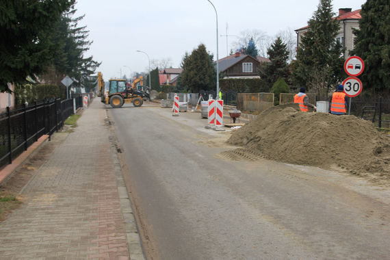 Zima niestraszna drogowcom! Trwają inwestycje na drogach powiatu puławskiego