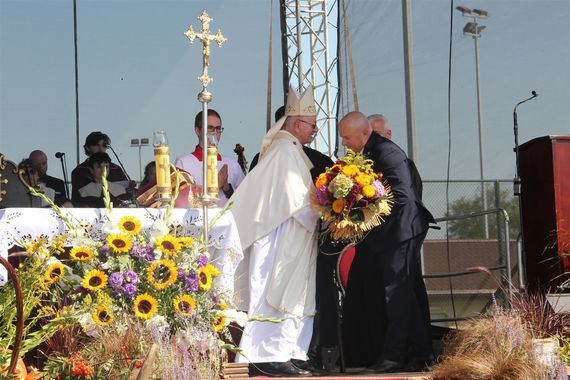 Marszałek dziękuje biskupowi za przeprowadzenie mszy św.