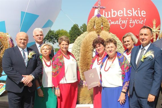 Delegacja z powiatu puławskiego przed wieńcem dożynkowym
