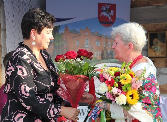 Podziękowanie dla starosty Danuty Smagi od przewodniczącej Walentyny Nowak