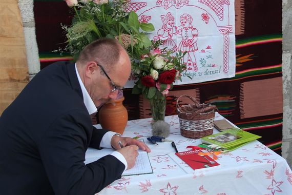 Poseł K. Szulowski w trakcie wpisu do księgi pamiątkowej