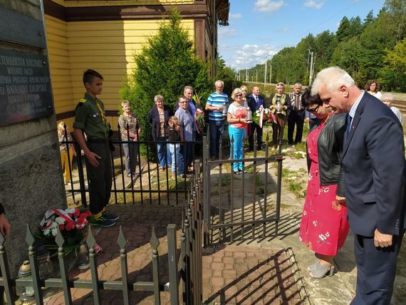 Uroczystość z okazji 77. rocznicy akcji wysadzenia pociągu amunicyjnego pod Gołębiem.