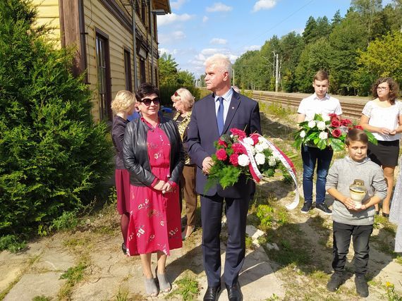 Uroczystość z okazji 77. rocznicy akcji wysadzenia pociągu amunicyjnego pod Gołębiem.