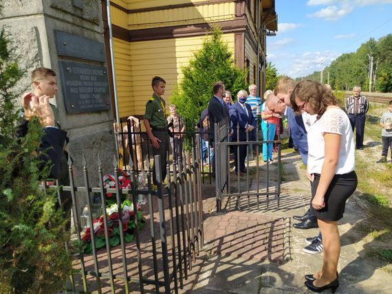 Uroczystość z okazji 77. rocznicy akcji wysadzenia pociągu amunicyjnego pod Gołębiem.