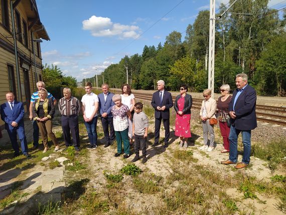 Uroczystość z okazji 77. rocznicy akcji wysadzenia pociągu amunicyjnego pod Gołębiem.