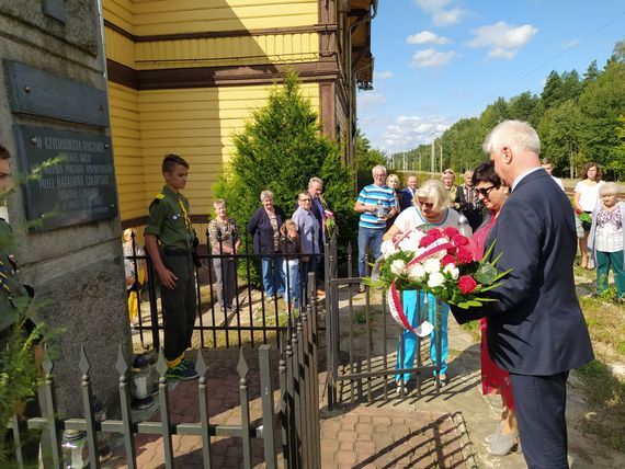 Uroczystość z okazji 77. rocznicy akcji wysadzenia pociągu amunicyjnego pod Gołębiem.