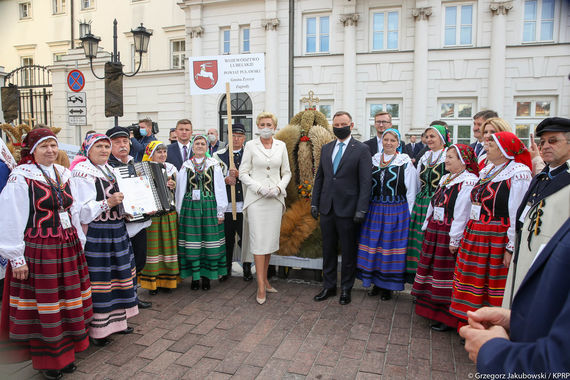 Grupa z woj. lubelskiego z Parą Prezydencką przy wieńcu