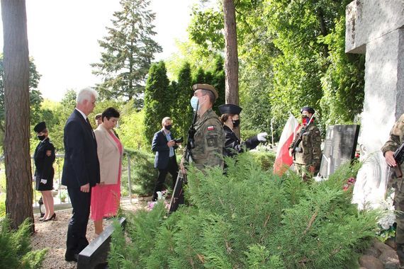 Wiązanka i hołd od Zarządu Powiatu Puławskiego