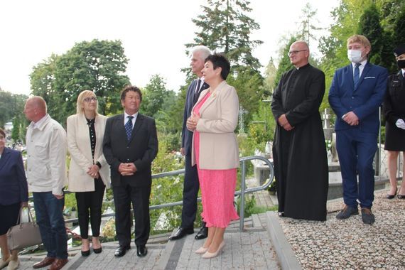 Starosta Danuta Smaga przemawia do zebranych na cmentarzu