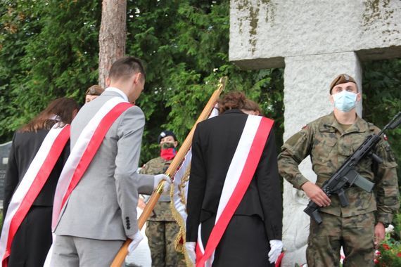 Pokłon od pocztu sztandarowego Powiatu Puławskiego