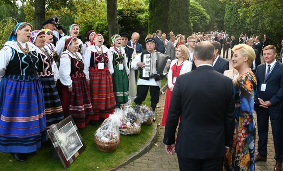 Przekazanie upominków z lokalnymi produktami z Powiatu Puławskiego Parze Prezydenckiej RP