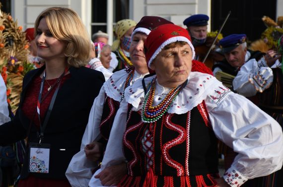 Dyrektor Wydziału Rolnictwa UM w Lublinie Ewa Szałachwiej z członkiniami KGW Zagrody Razem