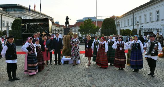 Pierwsza Dama RP przy Wieńcu Dożynkowym KGW Zagrody Razem