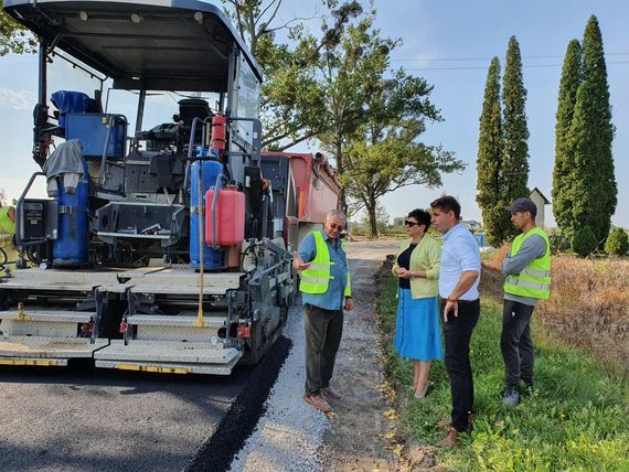 Robocza wizyta na placu budowy drogi powiatowej nr 2552L Wąwolnica - Poniatowa.