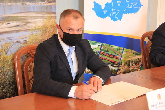 Starosta Dariusz Piotrowski w trakcie podpisywania listu intencyjnego.