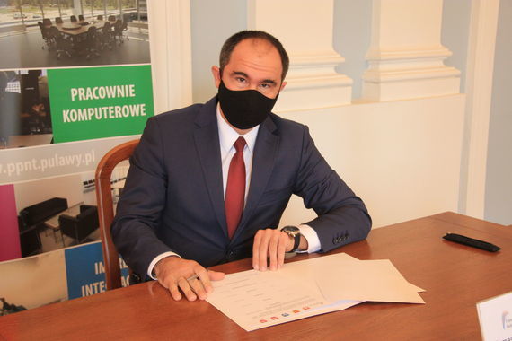 Prezes Tomasz Szymajda w trakcie podpisywania listu intencyjnego.