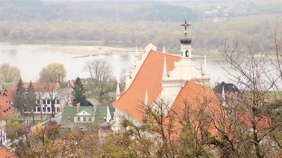 Zbliżenie na zabytkowy kościół Farny w Kazimierzu Dolnym