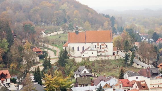 Zbliżenie na zabytkowy klasztor Franciszkanów w Kazimierzu Dolnym
