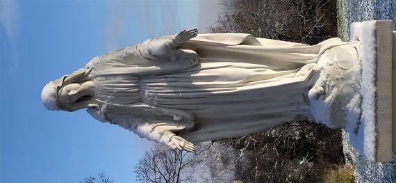 Figura Matki Boskiej przez kościołem w Górze Puławskiej