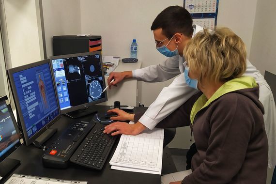 Personel medyczny podczas pracy z nowym tomografem komputerowym.