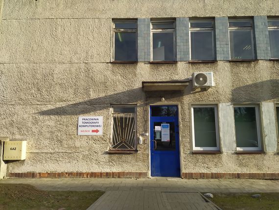 Wejście do Pracowni Tomografii Komputerowej SPZOZ w Puławach.