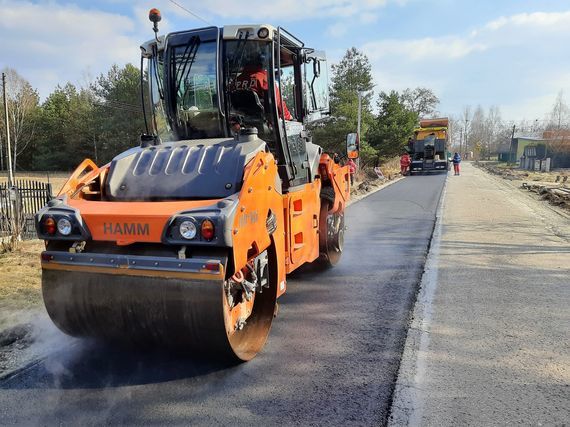 Droga powiatowa nr 2525L w Brześcach w trakcie prac remontowych.