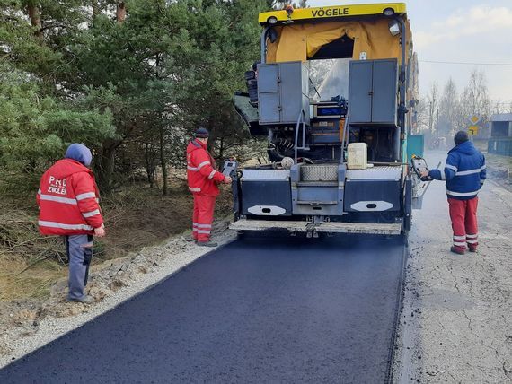 Droga powiatowa nr 2525L w Brześcach w trakcie prac remontowych.