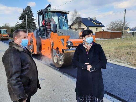 Starosta Danuta Smaga i członek zarządu Jan Ziomka z roboczą wizytą na drodze nr 2525L w Brześcach.