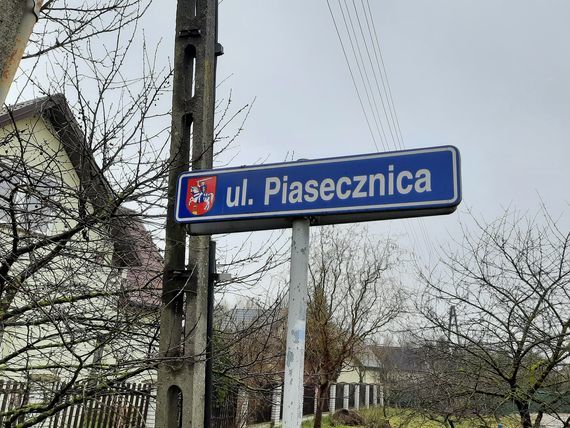 Tablica drogowa z oznaczeniem nazwy ulicy Piasecznica.