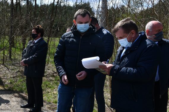 Przekazanie drogi w msc Brześce. Podpis składa członek Zarządu Powiatu Puławskiego Jan Ziomka