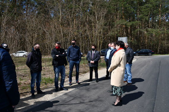 Zebrani przedstawiciele na przekazanie drogi