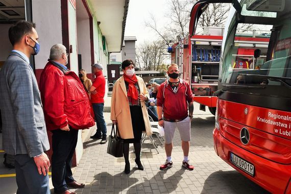 Przed autobusem RCKiK w Lublinie