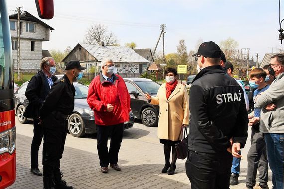 Przedstawiciele powiatu i strażacy OSP w Gołębiu