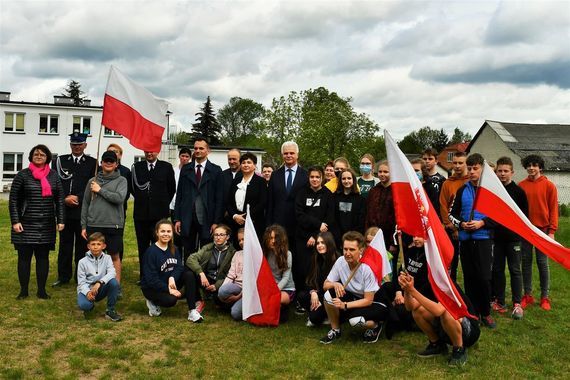 Młodzież z Opatkowic ze starostą, wójtem i gronem pedagogicznymi 