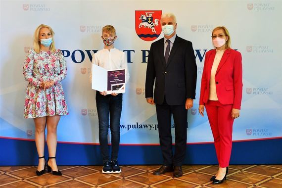 Wicestarosta i przewodniczące z trenerem i zawodnikiem ULKS ANDROS Puławy