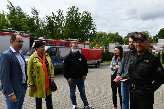 Starosta ze strażakami i mieszkańcami Końskowoli