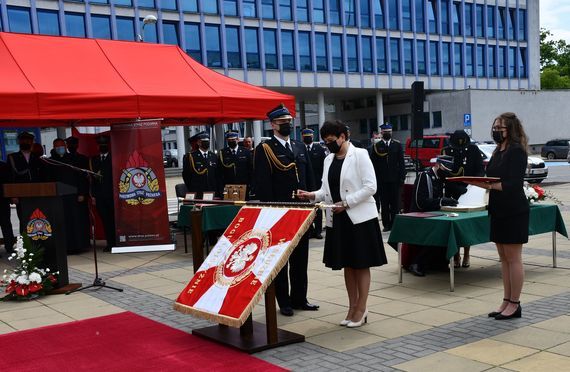 Nadanie sztandaru Komendzie Powiatowej Państwowej Straży Pożarnej w Puławach 