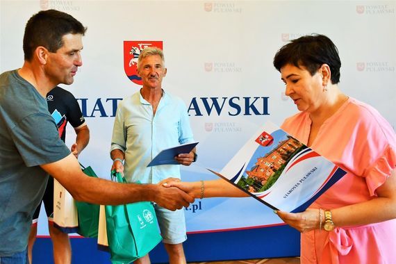 Starosta Danuta Smaga składa gratulacje Robertowi Kłopotowi