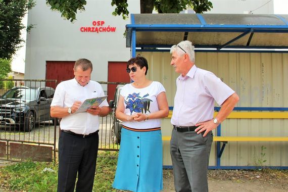 Budowa chodnika w Chrząchowie - przekazanie placu