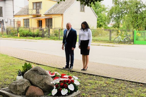 Hołd od Gminnego Ośrodka Kultury w Gołębiu