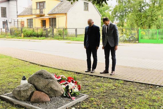 Hołd od wójta K. Lewandowskiego i z-cy W. Gibaszka