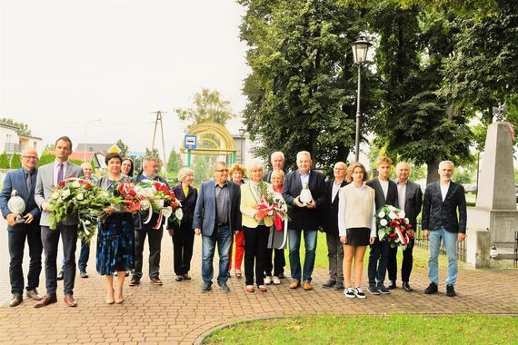 Społeczność gminy Puławy przy miejscu pamięci ofiar bombardowania