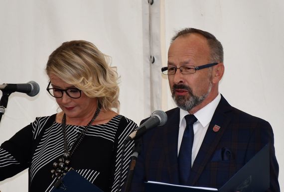 Otwarcie Domu Pomocy Społecznej w Żyrzynie - dyrektor E. Seredyn i wójt A. Bujek