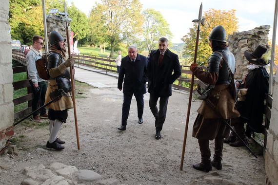 Wejście do janowieckiego zamku