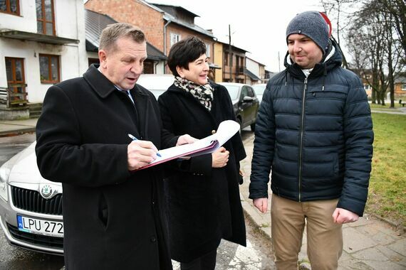 Członek zarządu powiatu puławskiego Jan Ziomka podpisuje umowę przekazania tzw. placu budowy